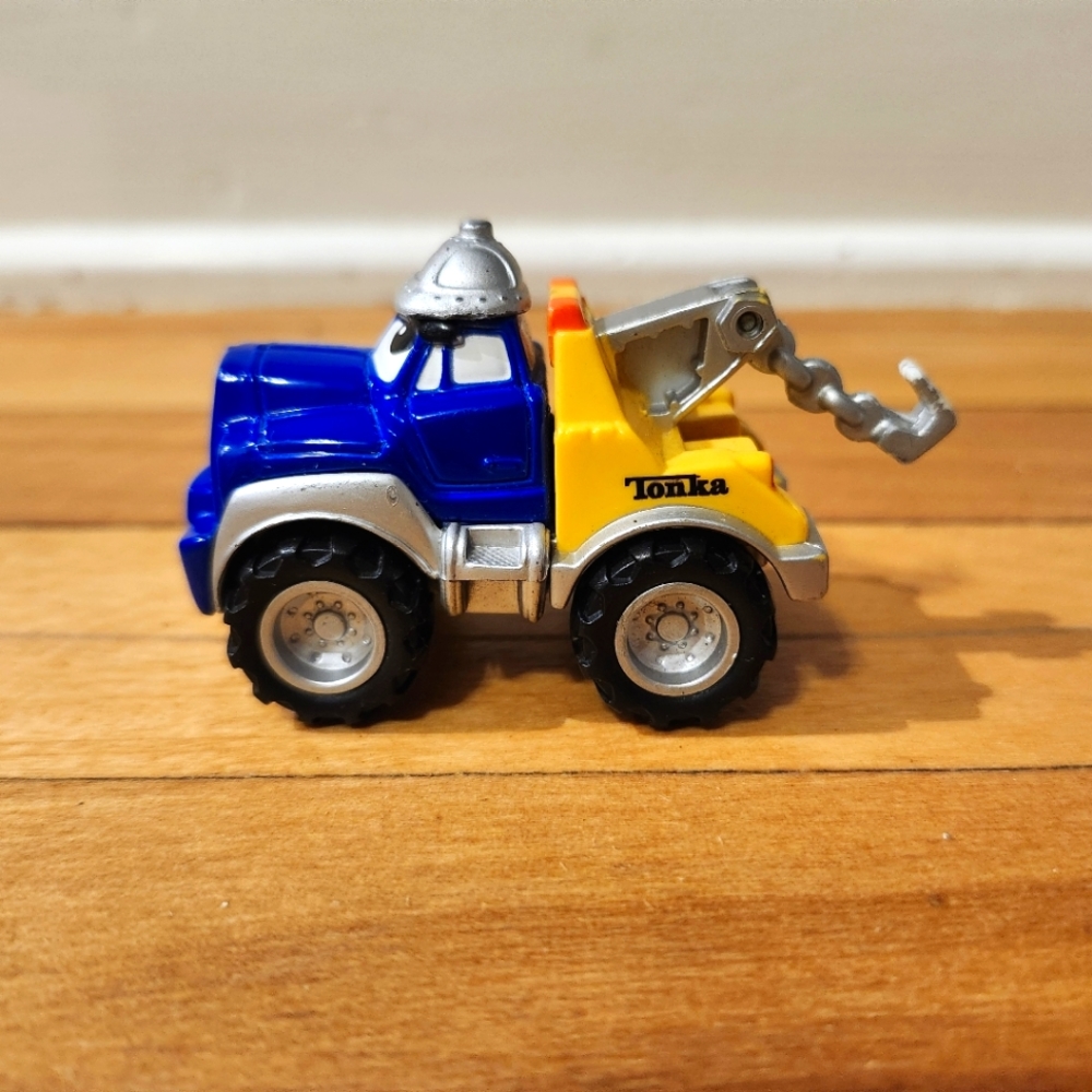2000 Hasbro Maisto Tonka Lil Chuck Tow Truck Blue Diecast Car Toy vehicle